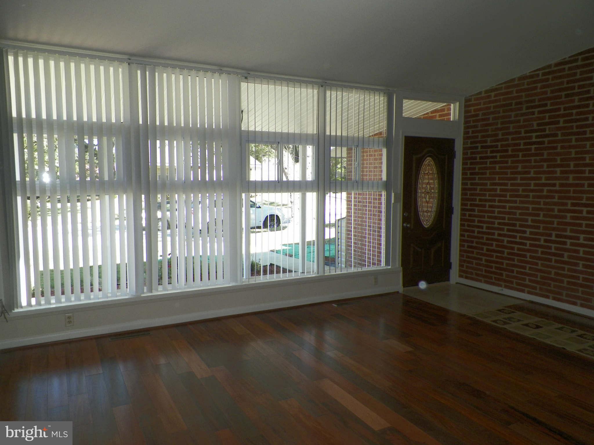 7111 Minna Road Baltimore, MD 21207 - Photo 3 of 19 Living Room