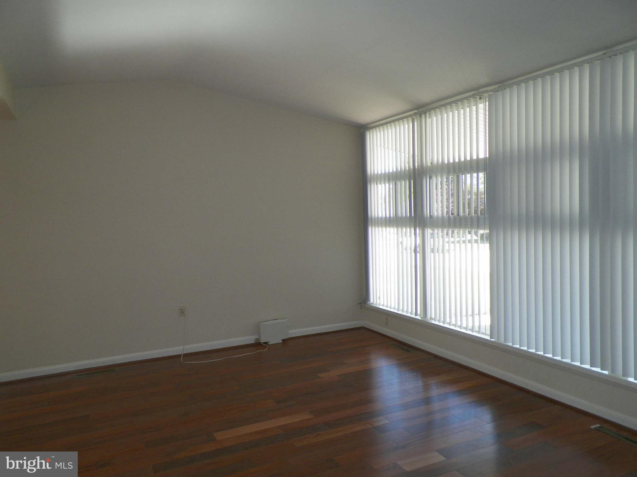 7111 Minna Road Baltimore, MD 21207 - Photo 4 of 19 Living Room