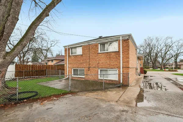 a view of a house with a backyard