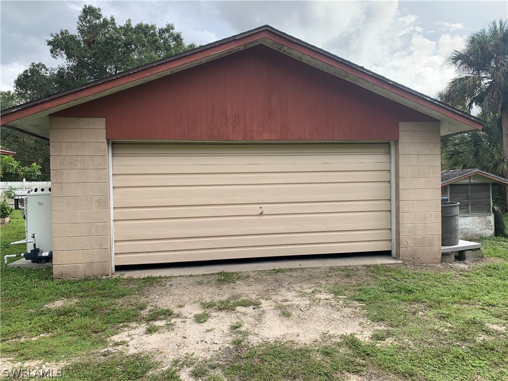 4180 Ellis Road Fort Myers, FL 33905 - Photo 22 of 26 a backyard of a house