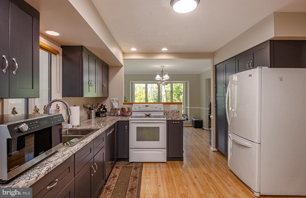 400 Walnut Road Birdsboro, PA 19508 - Photo 6 of 47 Contemporary kitchen including all appliances