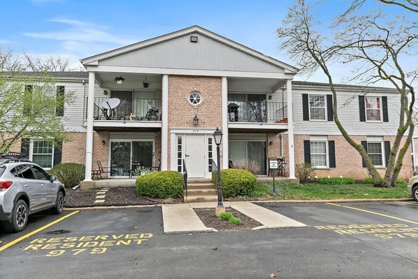 $200,000 | 979 Golf Course Road, Unit 2, Crystal Lake, IL 60014