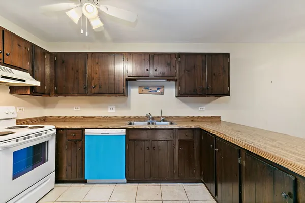 $200,000 | 979 Golf Course Road, Unit 2, Crystal Lake, IL 60014