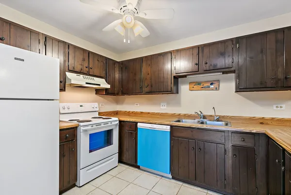 $200,000 | 979 Golf Course Road, Unit 2, Crystal Lake, IL 60014