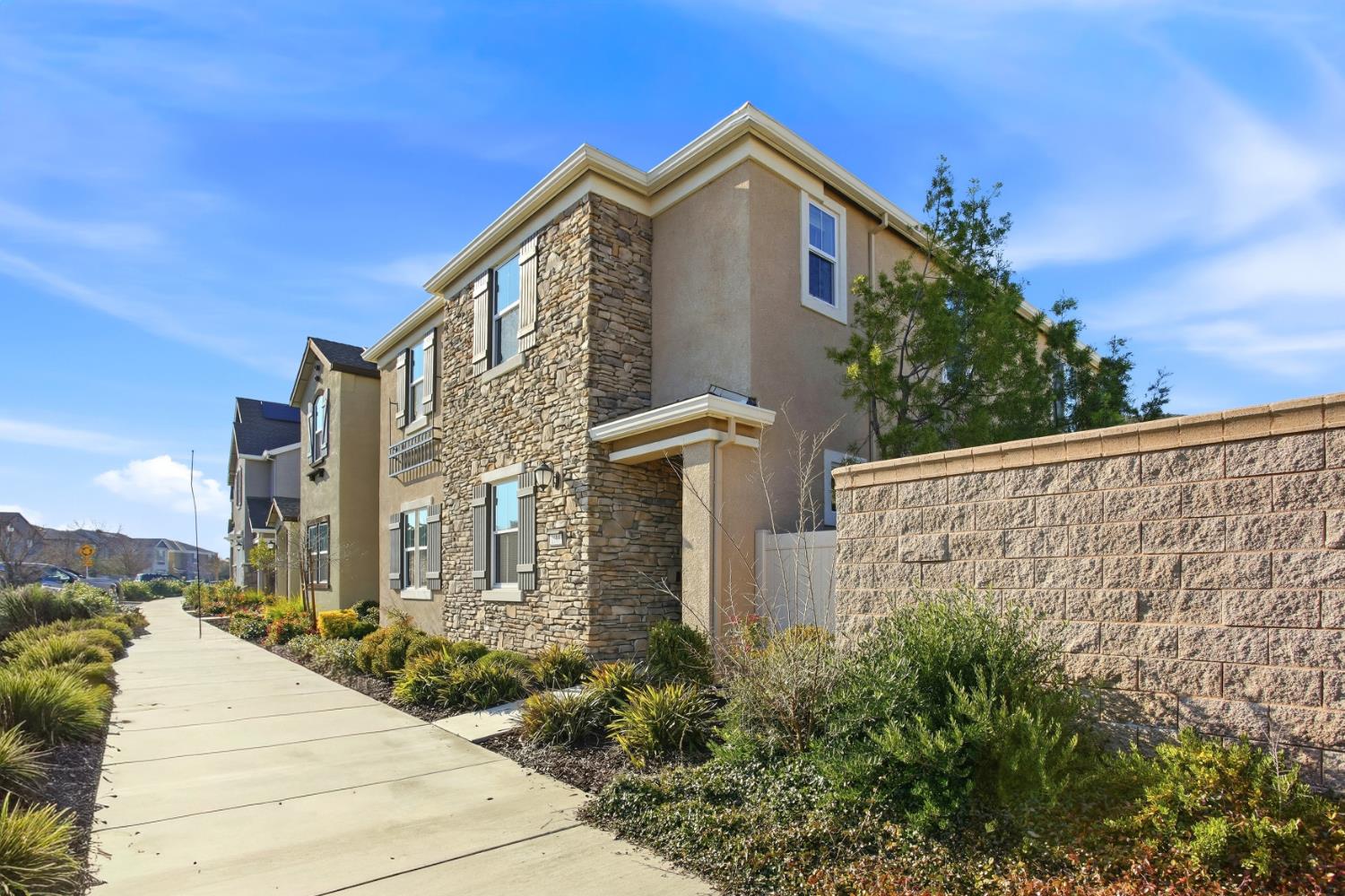 1586 Parkside Way Roseville, CA 95747 - Photo 3 of 42