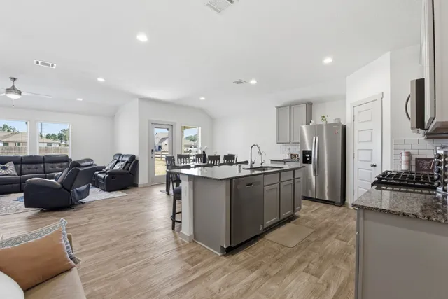 $2,300 | 137 Big Sandy Lane, Anahuac, TX 77514