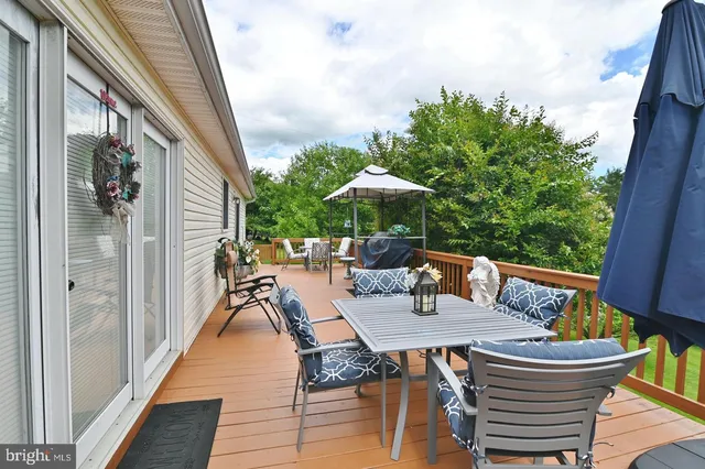 a view of a house with backyard and deck