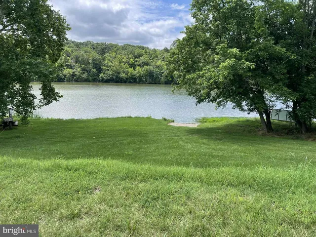 a view of entryway in front of house