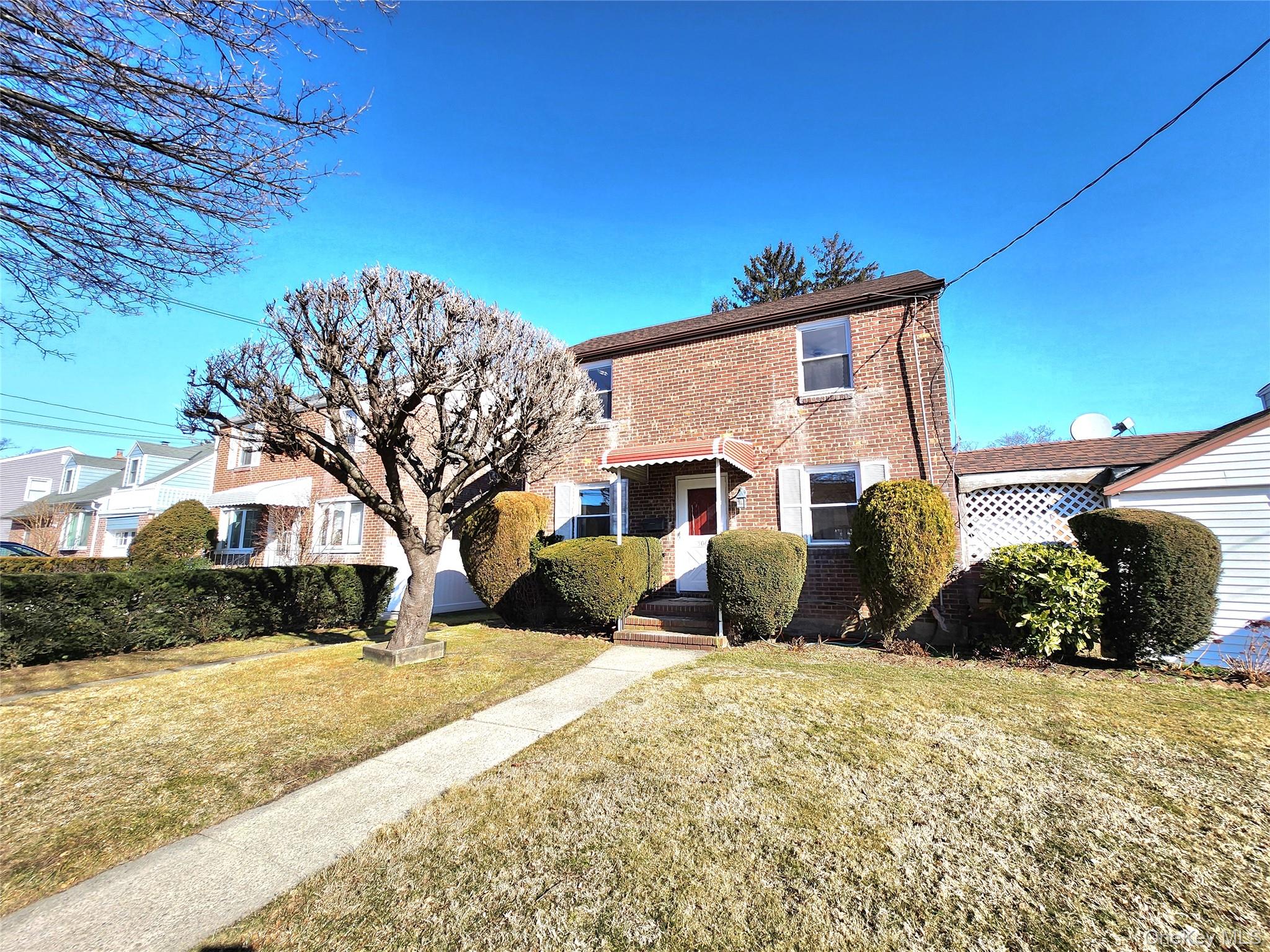 a view of a house with a yard