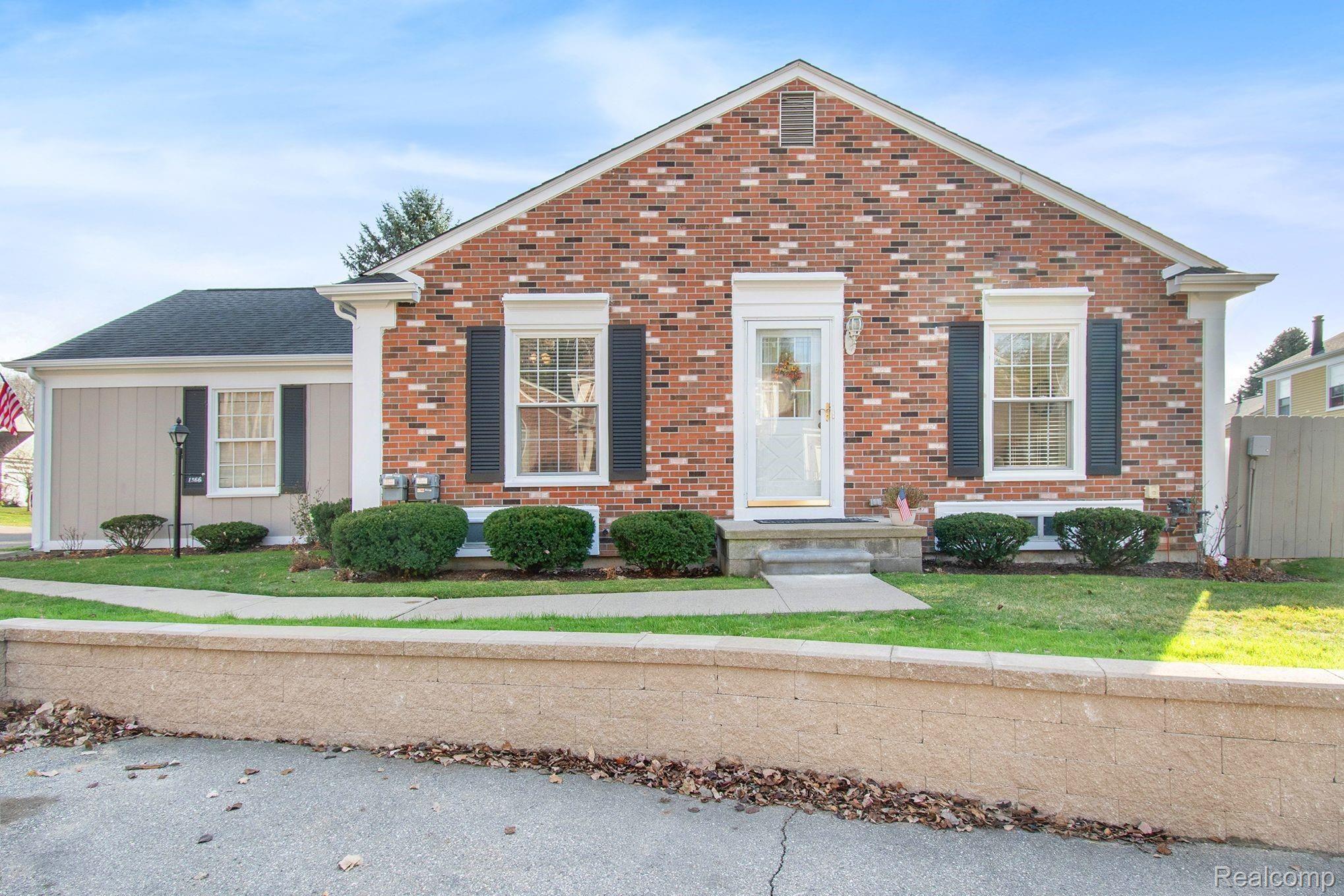 1366 Crescent- front1.jpeg