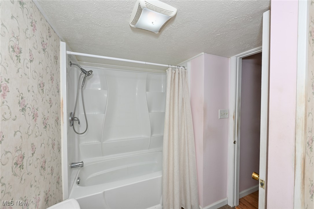 8555 Hillside Road Independence, OH 44131 - Photo 23 of 34 Tub and shower.