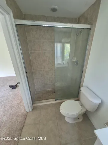 a view of empty room with window