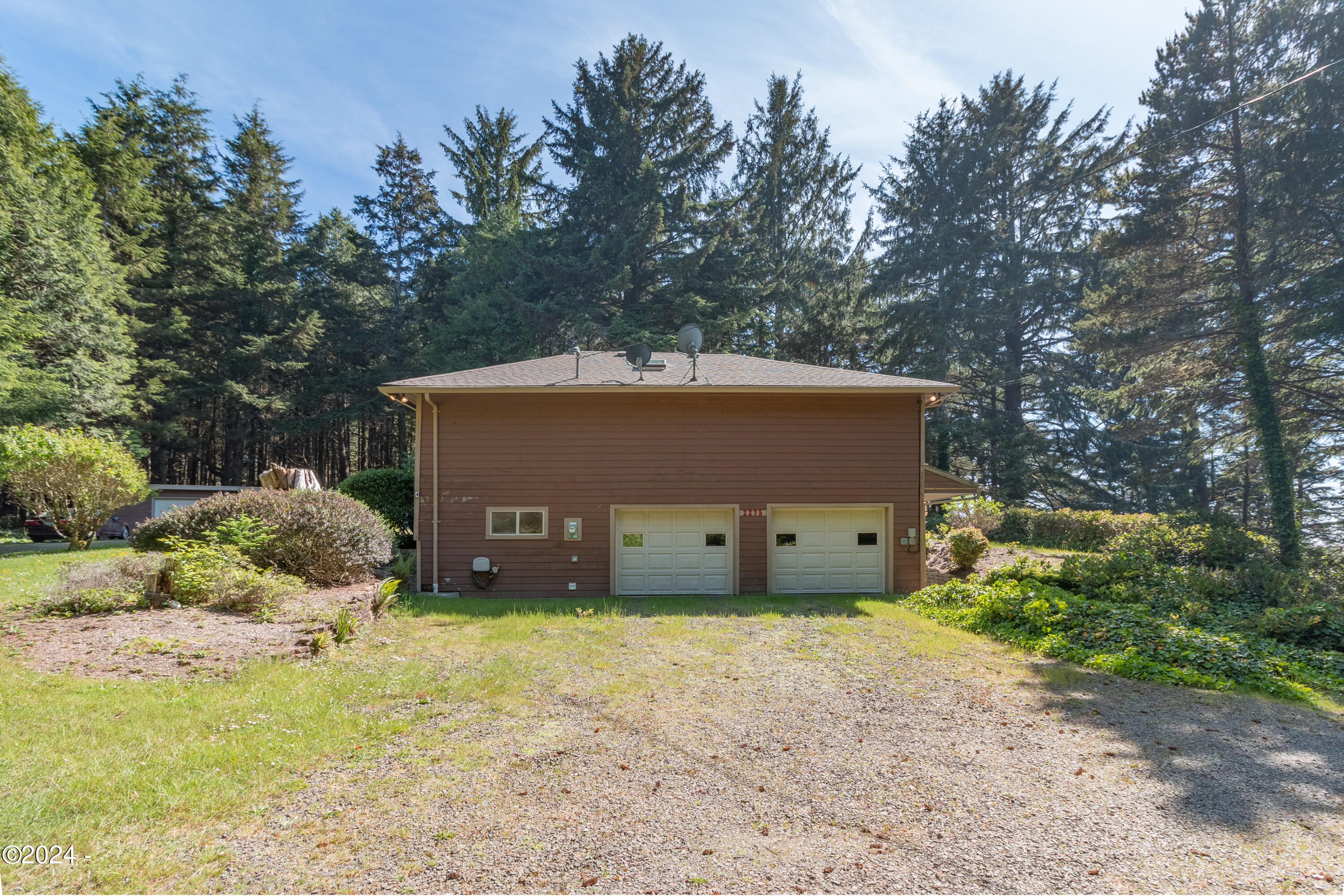 2275 Highway 101 Depoe Bay, OR 97341 - Photo 45 of 61 Attached Garage