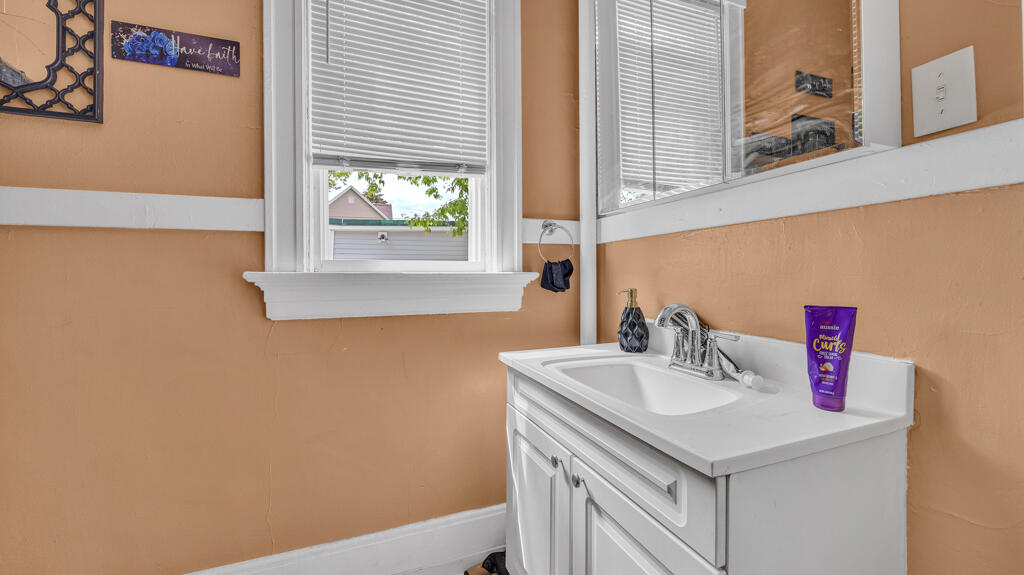902 South 20th Street, Unit 902A Manitowoc, WI 54220 - Photo 21 of 29 Lower Bathroom