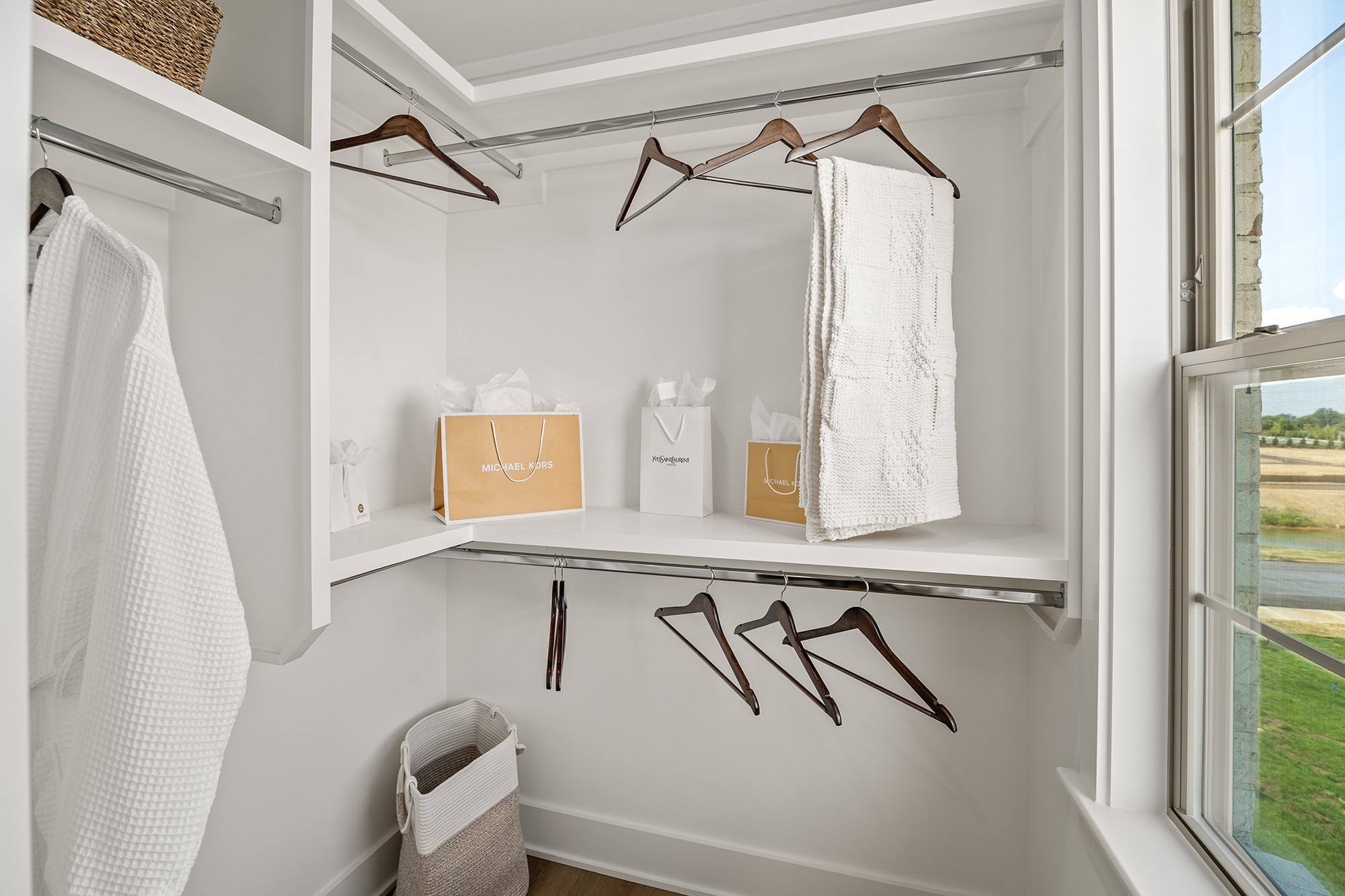 2615 Wilkinson Pike, Unit 1405 Murfreesboro, TN 37129 - Photo 27 of 36 a bathroom with a bathtub and a shower