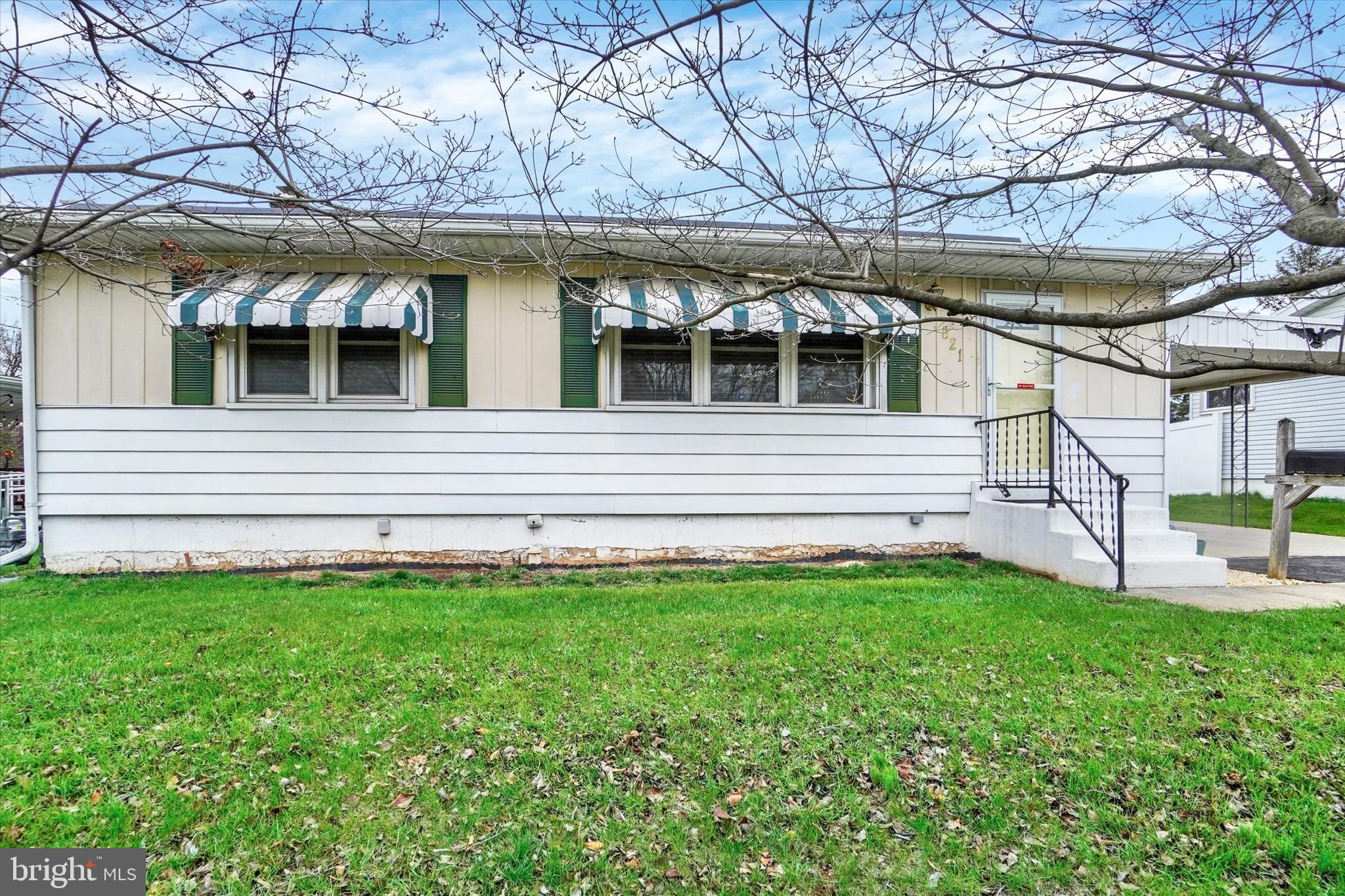 a view of a house with a backyard