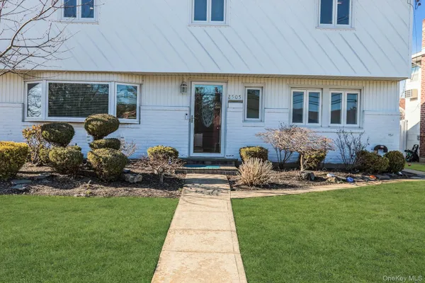 $949,000 | 2505 Walters Court, Bellmore, NY 11710