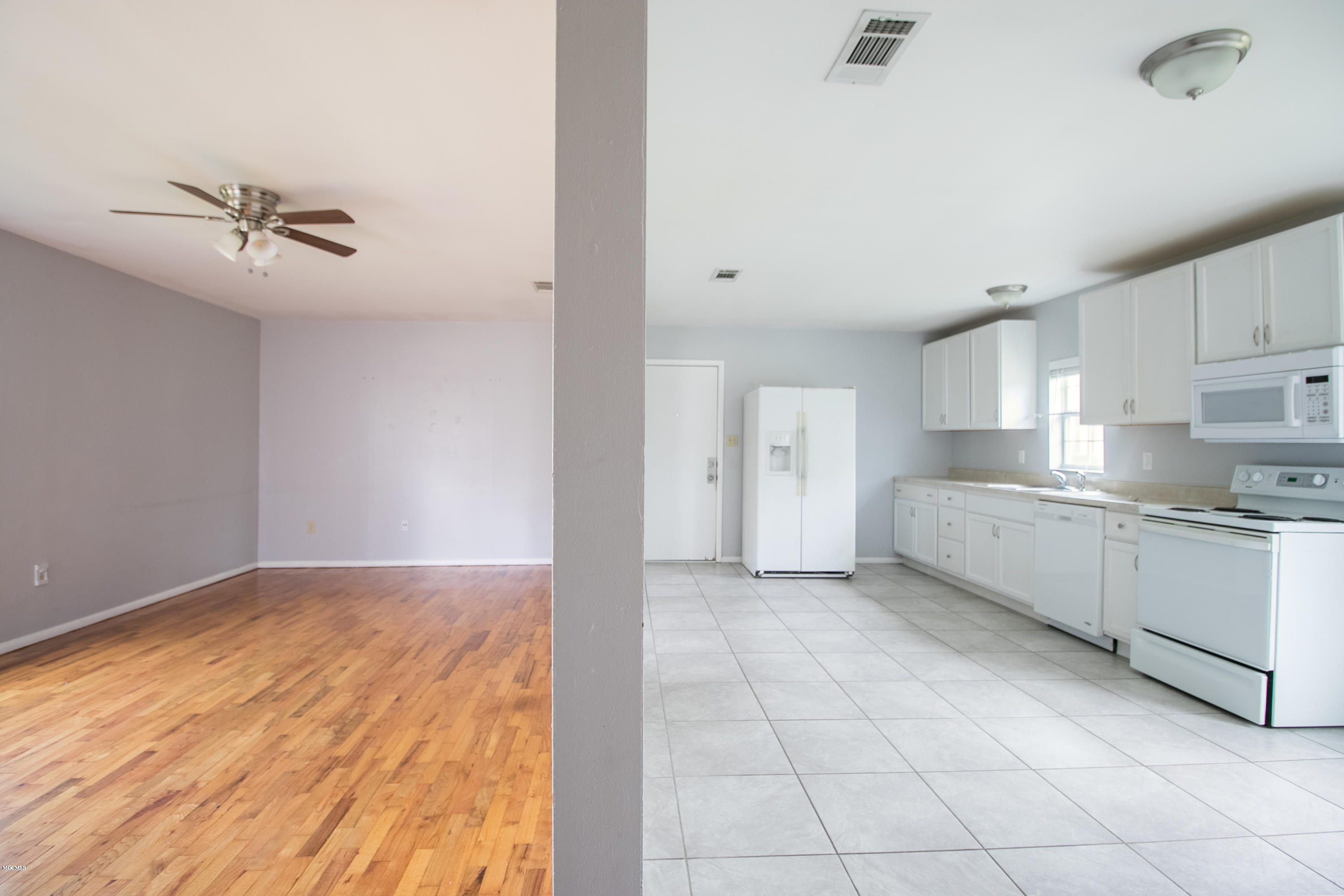 16207 Robinson Road Gulfport, MS 39503 - Photo 4 of 12 Living Room/Kitchen
