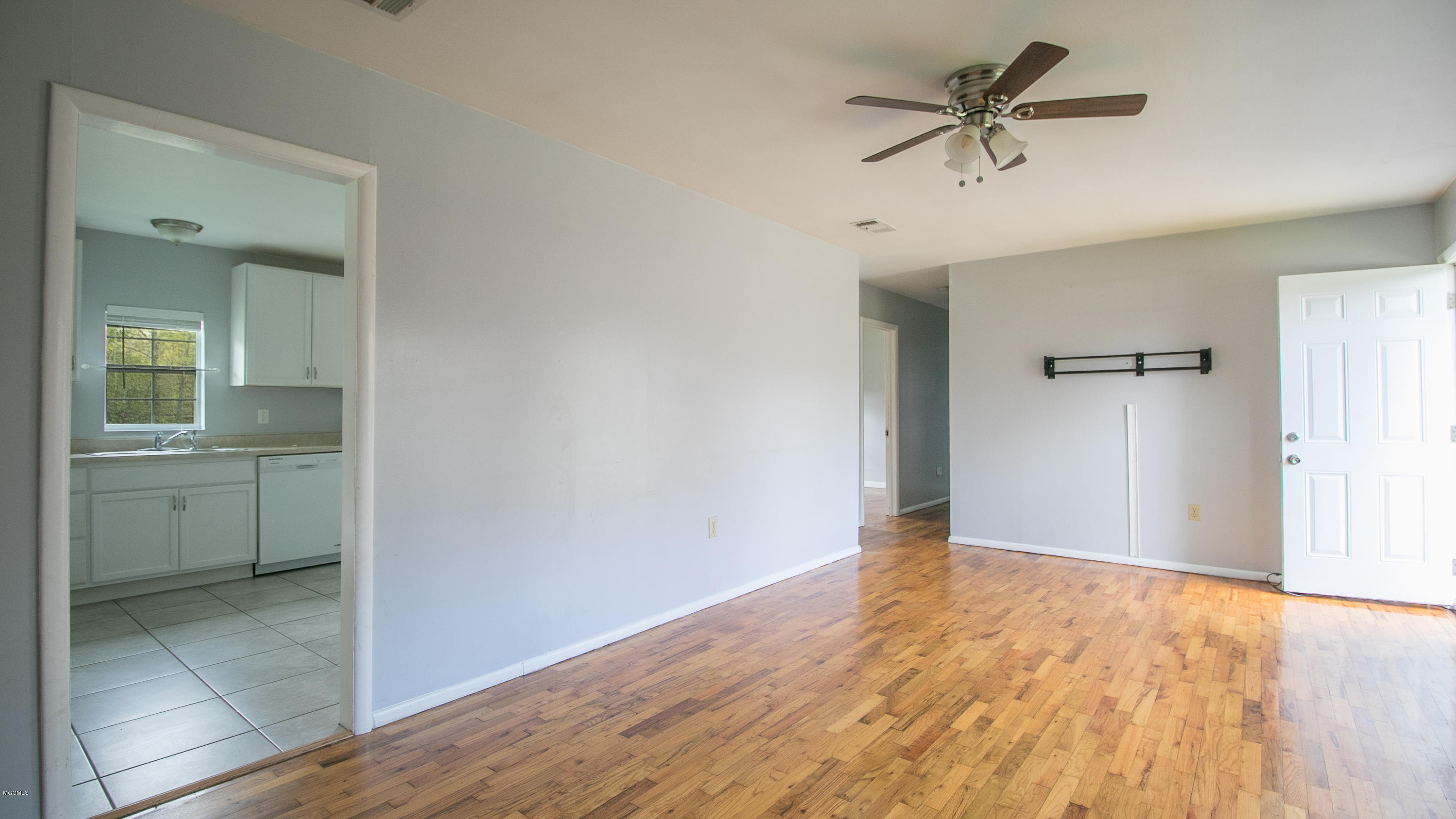 16207 Robinson Road Gulfport, MS 39503 - Photo 5 of 12 Living room