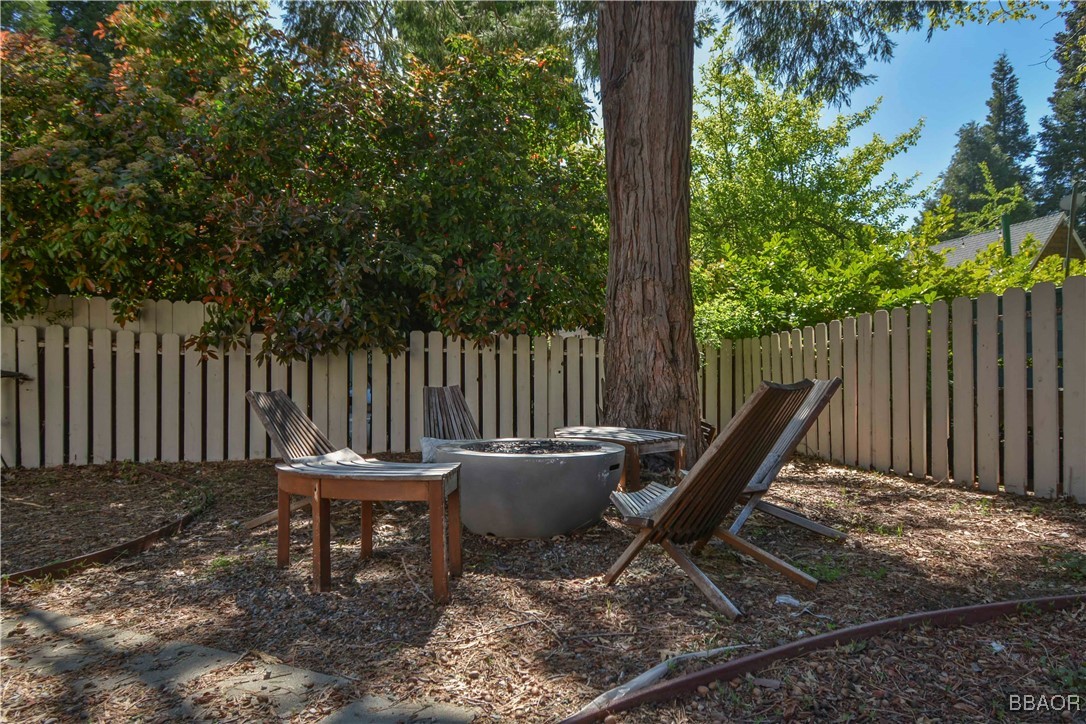 381 Maple Drive Lake Arrowhead, CA 92352 - Photo 16 of 26 a backyard of a house with table and chairs
