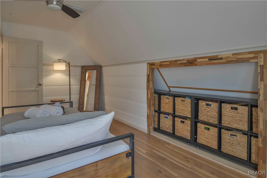 381 Maple Drive Lake Arrowhead, CA 92352 - Photo 20 of 26 a living room with furniture