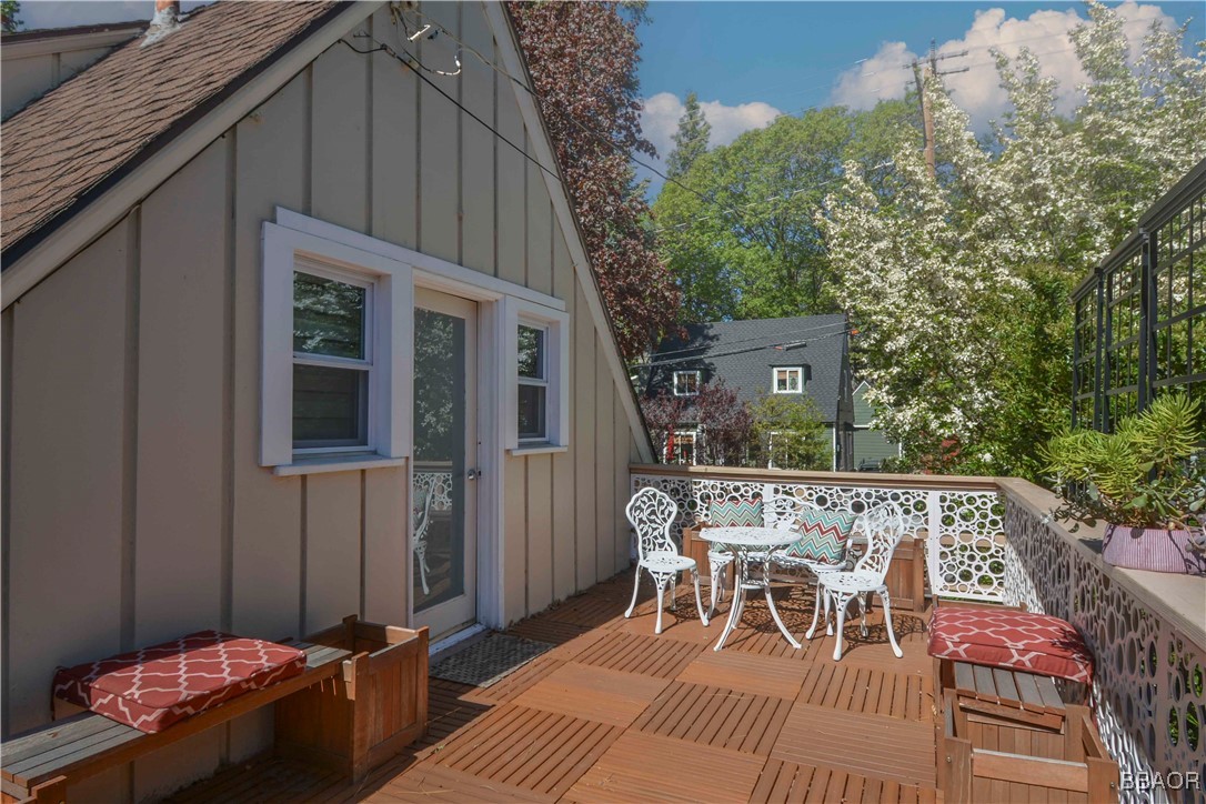 381 Maple Drive Lake Arrowhead, CA 92352 - Photo 4 of 26 a view of a patio with a table and chairs