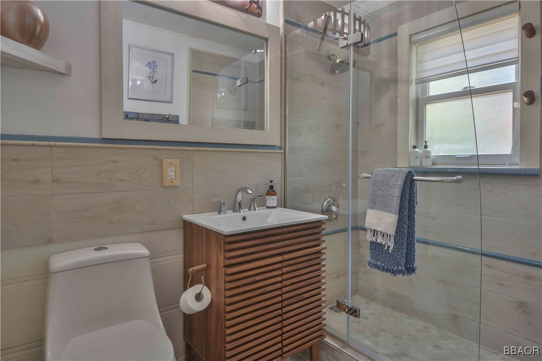 381 Maple Drive Lake Arrowhead, CA 92352 - Photo 9 of 26 a bathroom with a sink toilet and mirror