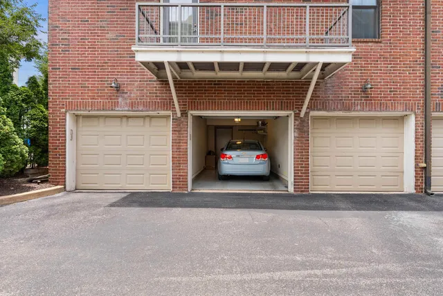 a view of entryway with a room