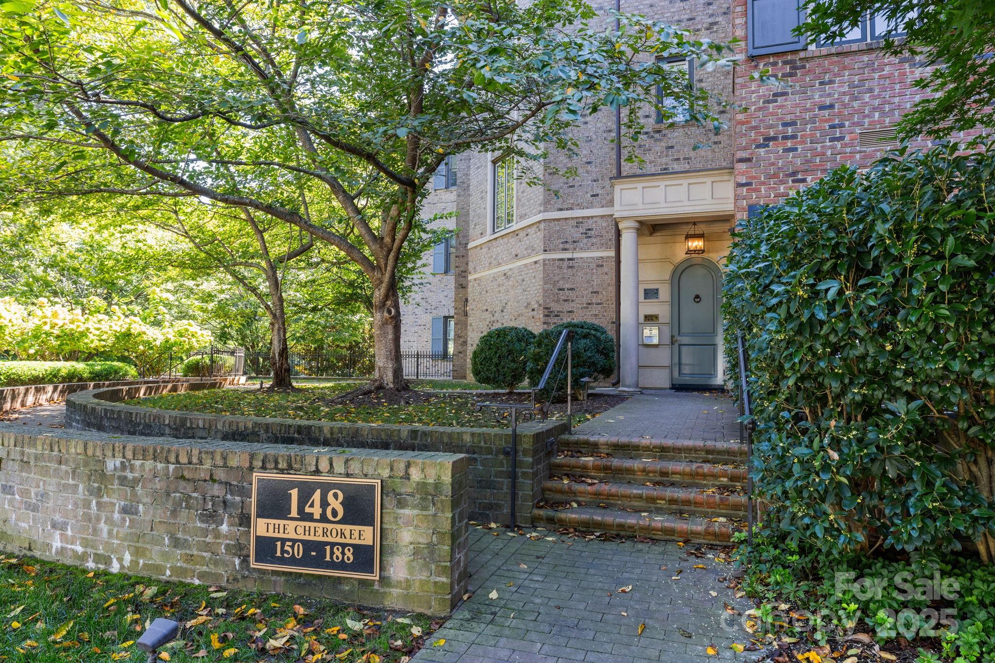 168 Cherokee Road Charlotte, NC 28207 - Photo 4 of 44 a view of outdoor space and yard