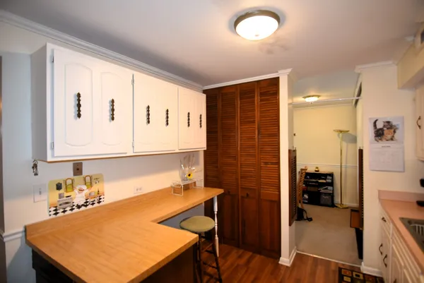 $230,000 | 7734 Woodward Avenue, Unit 5, Woodridge, IL 60517