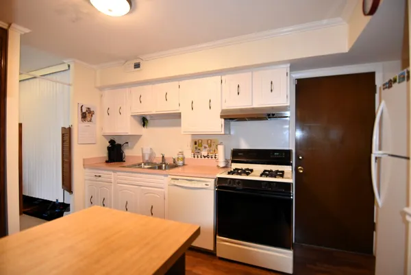 $230,000 | 7734 Woodward Avenue, Unit 5, Woodridge, IL 60517