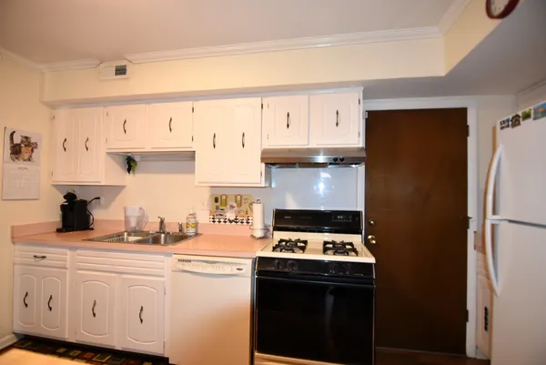 $230,000 | 7734 Woodward Avenue, Unit 5, Woodridge, IL 60517