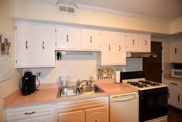 $230,000 | 7734 Woodward Avenue, Unit 5, Woodridge, IL 60517