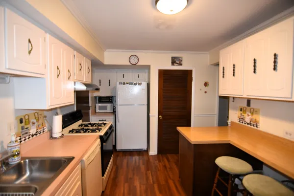 $230,000 | 7734 Woodward Avenue, Unit 5, Woodridge, IL 60517