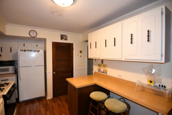 $230,000 | 7734 Woodward Avenue, Unit 5, Woodridge, IL 60517