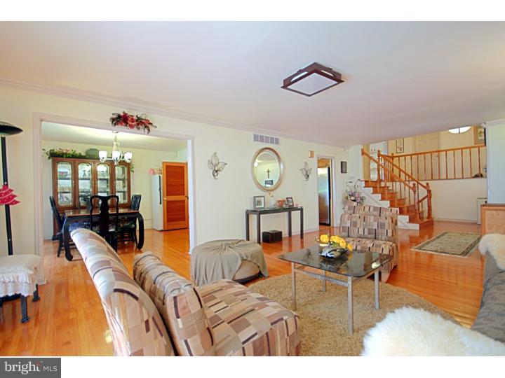 812 Buckingham Road Jenkintown, PA 19046 - Photo 5 of 25 Living Room