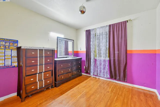 a view of a livingroom with furniture