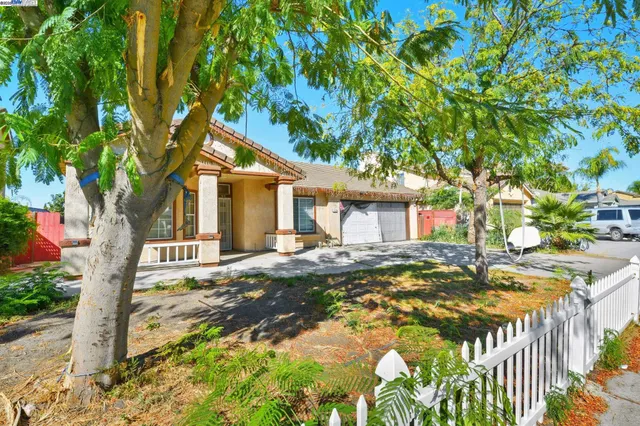 a view of a house with a outdoor space