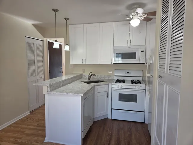 $1,600 | 626 South Cass Avenue, Unit 2W, Westmont, IL 60559