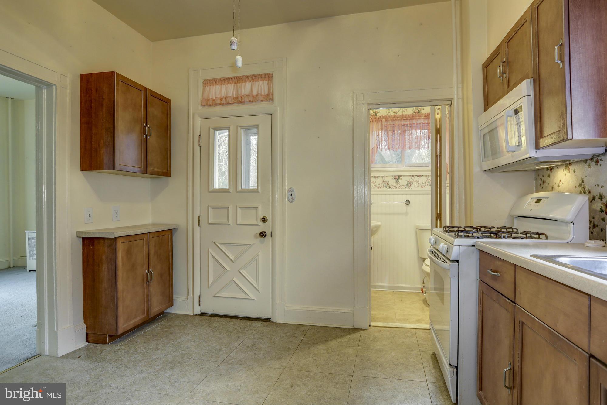 554 South Rolling Road Baltimore, MD 21228 - Photo 11 of 26 Kitchen