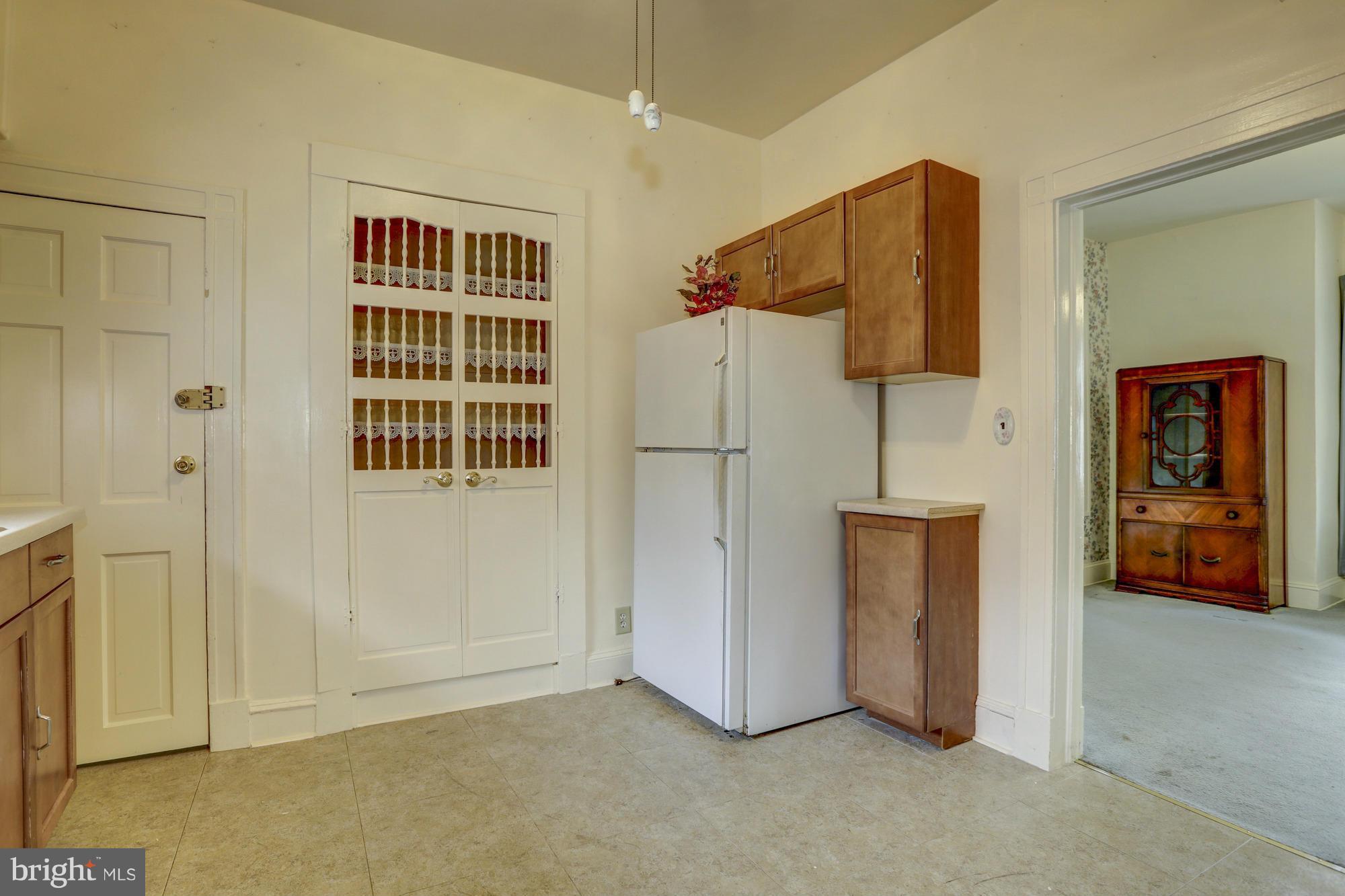 554 South Rolling Road Baltimore, MD 21228 - Photo 12 of 26 Kitchen