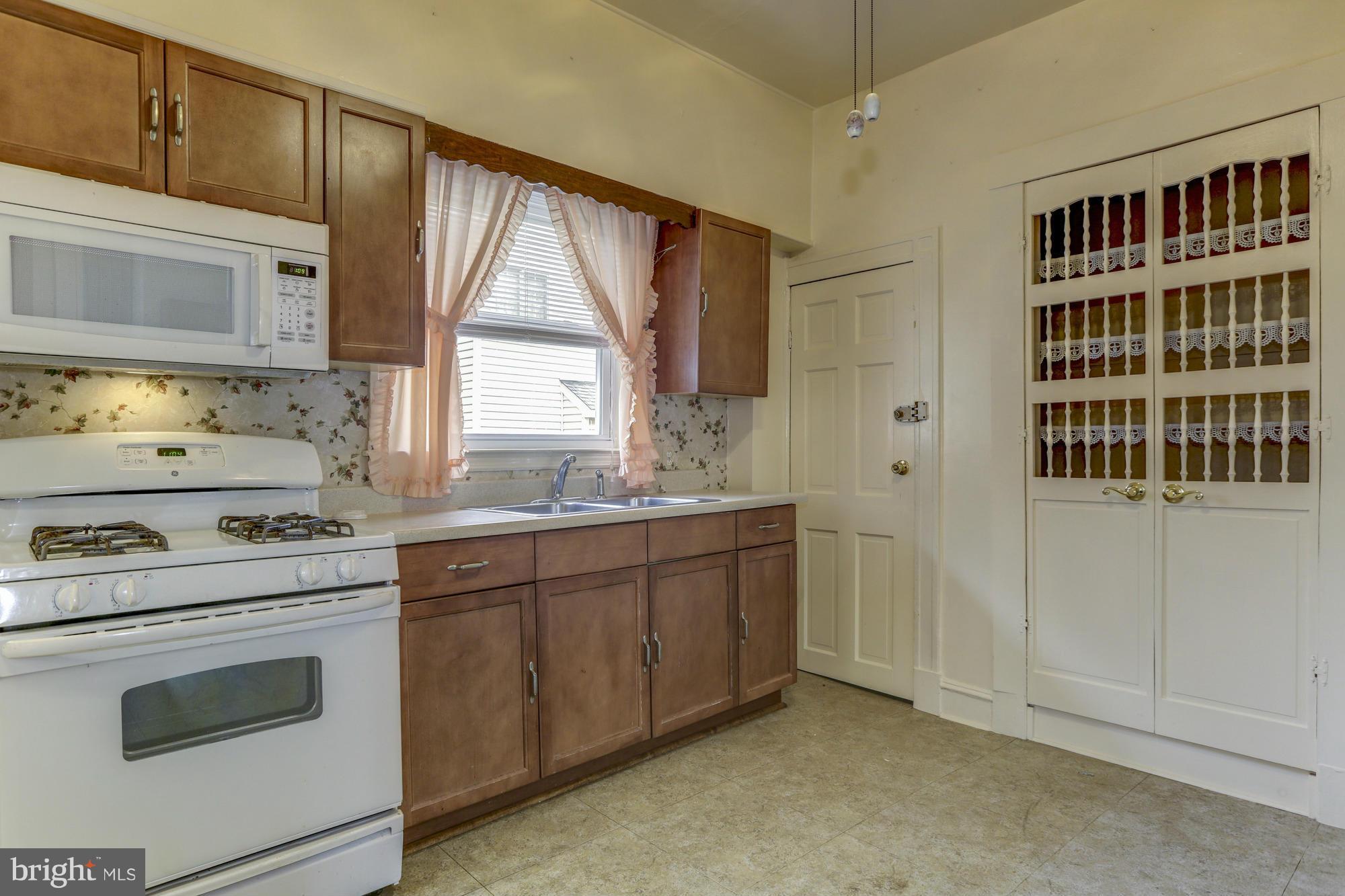 554 South Rolling Road Baltimore, MD 21228 - Photo 10 of 26 Kitchen