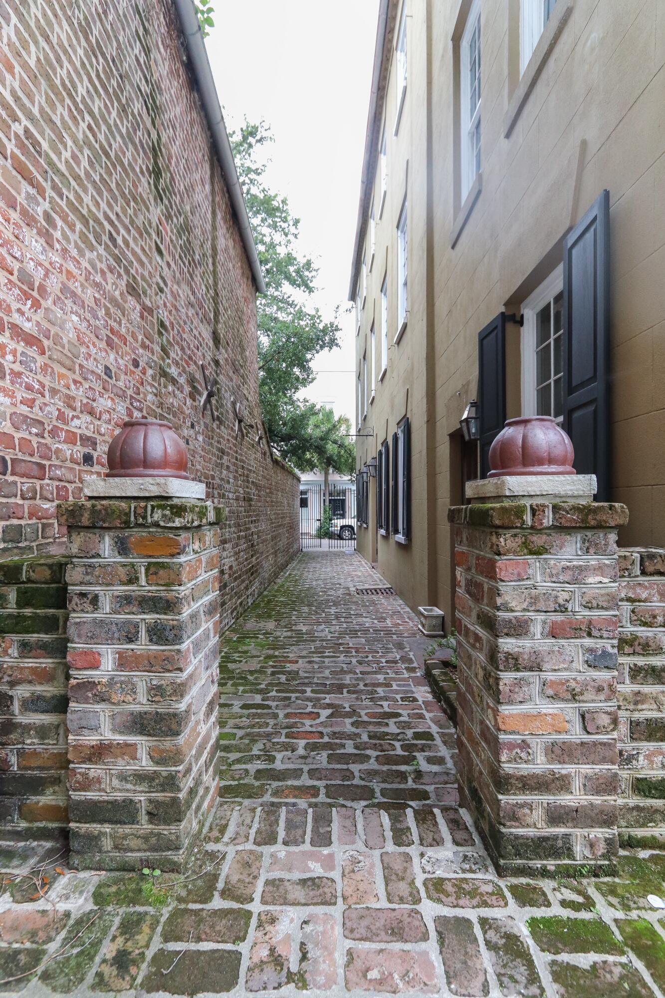 10 State Street Charleston, SC 29401 - Photo 9 of 34 alley facin street