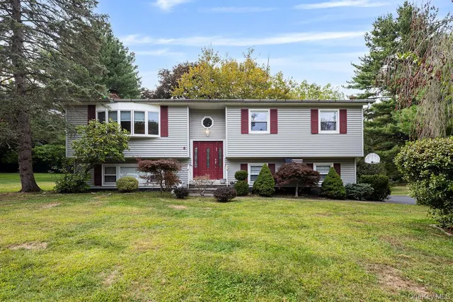 $1,150,000 | 6 Fairway Ovl, Spring Valley, NY 10977