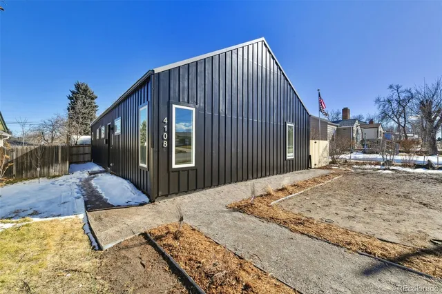 a view of backyard of the house