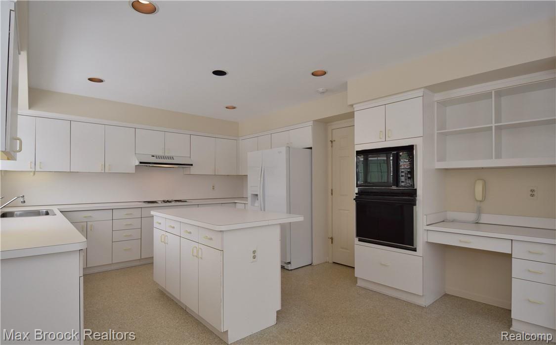 752 Hidden Ravines Trail Birmingham, MI 48009 - Photo 20 of 55 kitchen 6.JPG