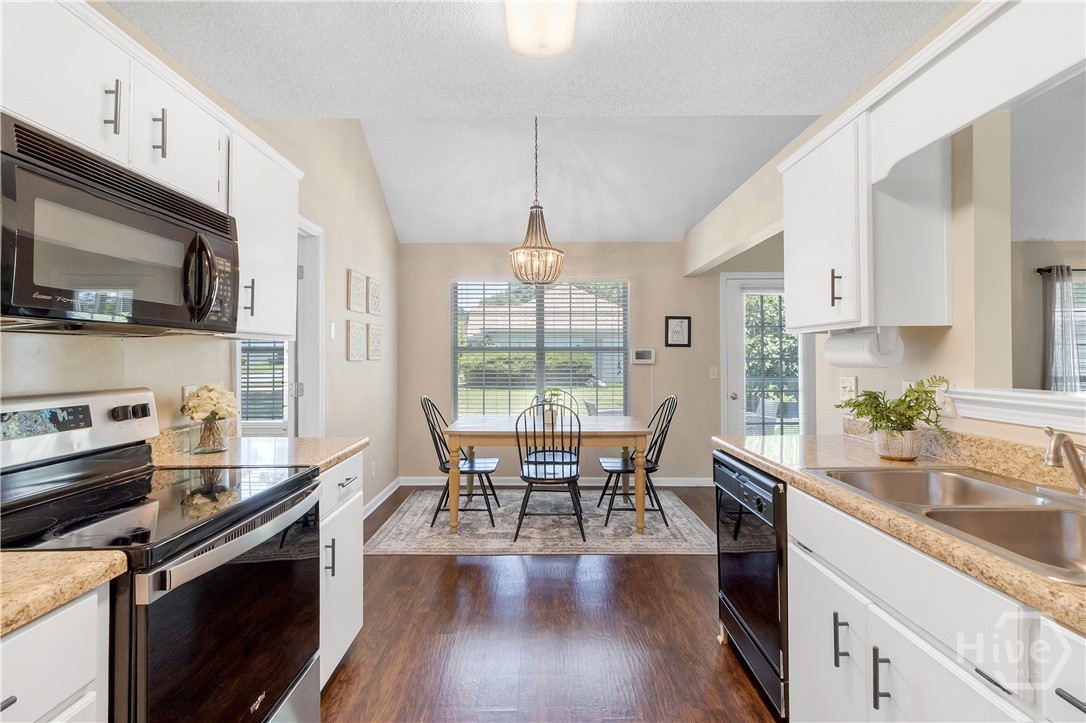 412 Greenway Street Pooler, GA 31322 - Photo 6 of 20 Kitchen and eat-in dining area
