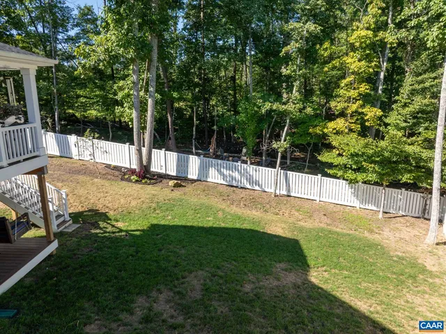 a view of a back yard