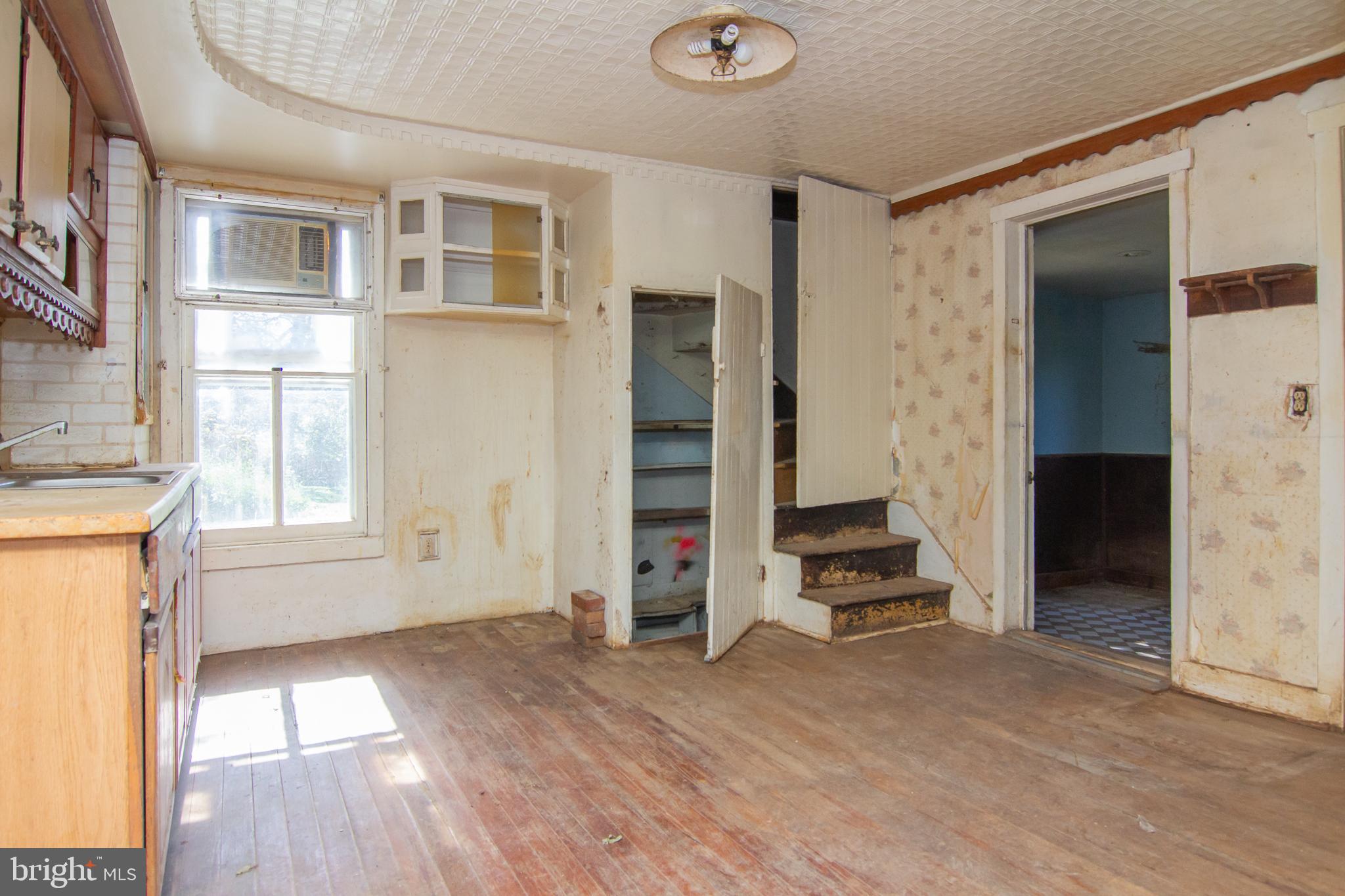 10101 Liberty Road Randallstown, MD 21133 - Photo 6 of 37 Dining room
w/stairs to UL bedroom