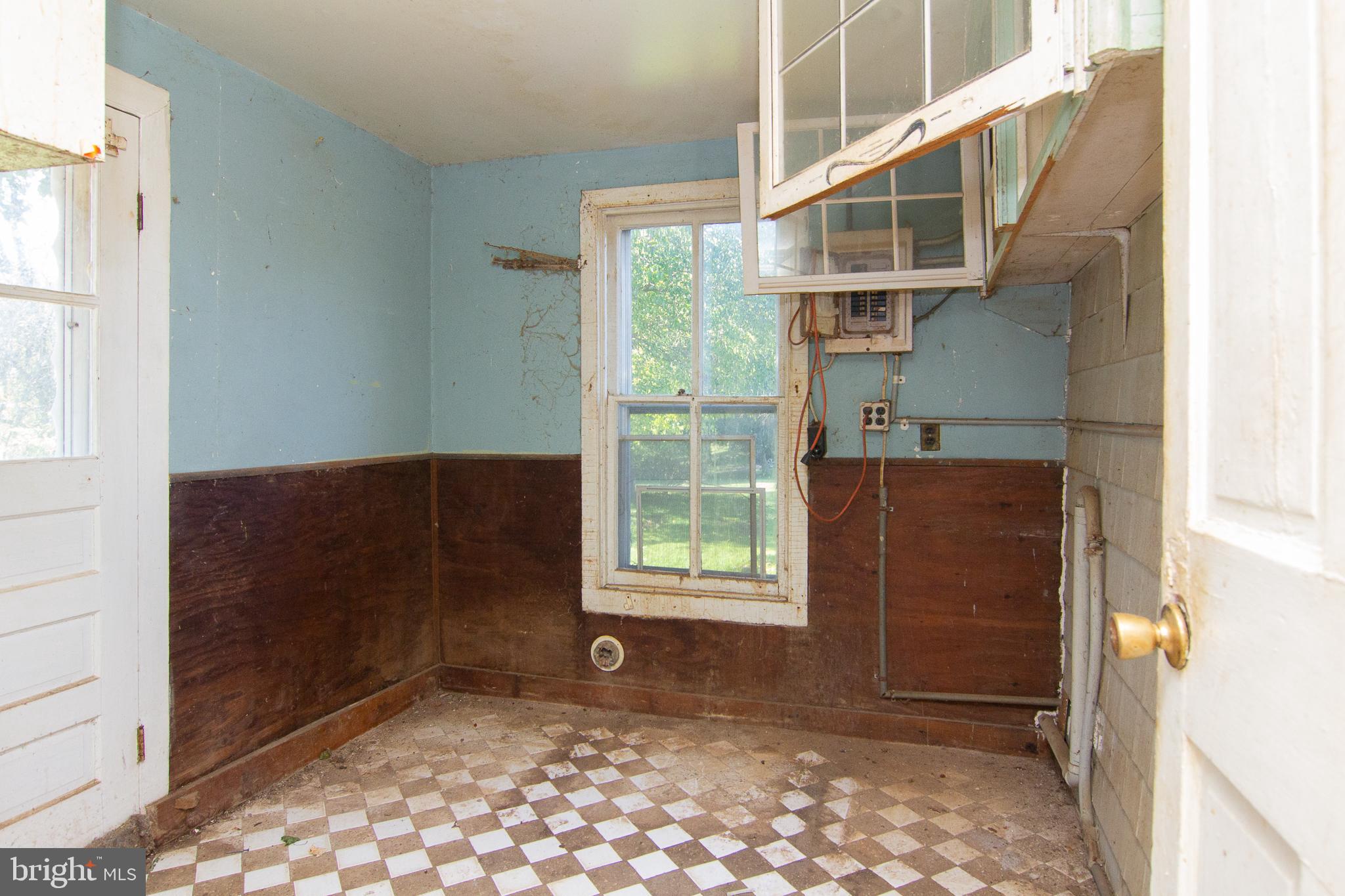 10101 Liberty Road Randallstown, MD 21133 - Photo 7 of 37 Laundry / Mudroom